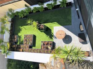 an overhead view of a backyard with a lawn at 4 Apartamentos de Autor in Lugo