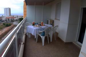 balcón con mesa y sillas en Colomeras Vidaber, en Oropesa del Mar