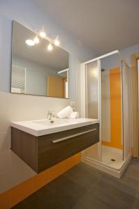 y baño con lavabo y espejo. en Marenca Residence, en Cannobio