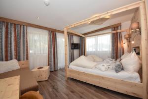 Un pat sau paturi într-o cameră la Gasthof Martha