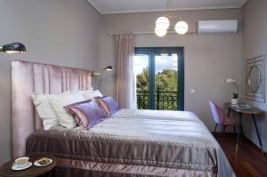 En eller flere senger på et rom på Avra Private Suites