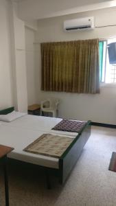 Een bed of bedden in een kamer bij Solanki Guest House