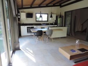 uma cozinha com mesa e cadeiras num quarto em Luxury Cosy Guesthouse em Pamplemousses Village