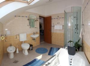 Un baño con bañera, inodoro y lavabo. en Yacht Beach Apartments, en Kaštela 77 fotos más