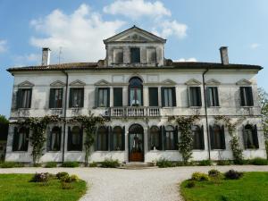 an old white house with ivy on it at Villa Caotorta in Ponzano Veneto +20 photos