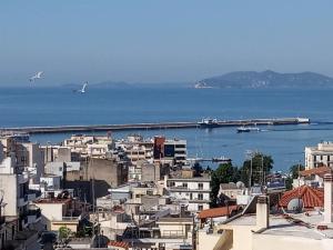 - une vue sur la ville, l'océan et le port dans l'établissement Castle View Apartment, à Kavala