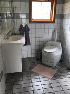 bagno con lavandino, servizi igienici e finestra di Värmlandsnäs Valdersrud Stenröse a Säffle