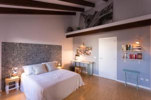 A bed or beds in a room at POC A POC SUITES