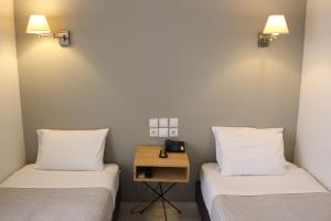 Llit o llits en una habitació de Messini Hotel