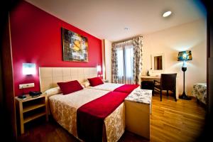 Cama o camas de una habitación en Hotel Condes de Castilla