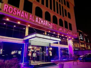 ジッダにあるRoshan Al Azhar Hotelの表札のある建物
