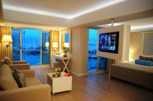 TV a/nebo společenská místnost v ubytování Alesta Yacht Hotel
