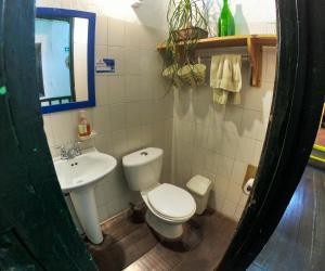 łazienka z toaletą i umywalką w obiekcie Hostal La Casa De Lili w mieście Salento