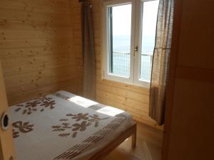 a small bedroom with a bed and a window at Il Rospo in Moneglia