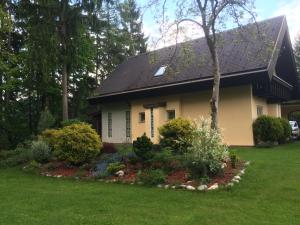 Vonkajšia záhrada v ubytovaní Gemütliches Ferienhaus am Waldrand