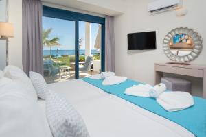 Postel nebo postele na pokoji v ubytování Pyrgos Beach Hotel Apartments