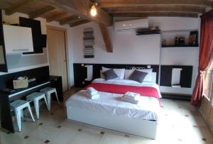 - une chambre avec un grand lit blanc et un bureau dans l'établissement Villa Azur Cap d'Ail, à Cap d'Ail