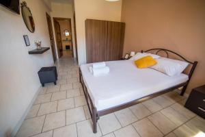 ein Schlafzimmer mit einem großen weißen Bett in einem Zimmer in der Unterkunft Anastasiadis House in Neos Marmaras