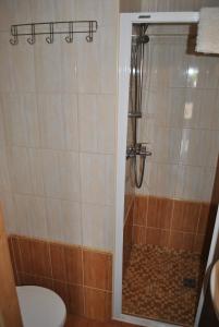 W łazience znajduje się prysznic, toaleta i umywalka. w obiekcie Apartament Baltyk Kołobrzeg w Kołobrzegu