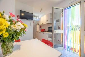 A kitchen or kitchenette at LE NOBILI DIMORE - appartamenti a Gallipoli