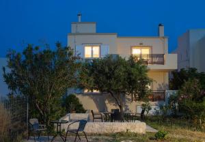 een gebouw met stoelen en tafels ervoor bij Casa Di Mario in Kokkíni Khánion