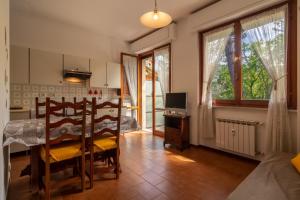 Televízia a/alebo spoločenská miestnosť v ubytovaní Sunflower Apartment