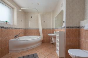 Koupelna v ubytování MAJA - Apartamenty na fali + 71 fotografií