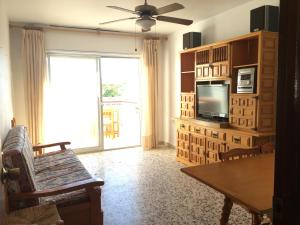 Μια τηλεόραση ή/και κέντρο ψυχαγωγίας στο Flat with sea views 200m from the beach