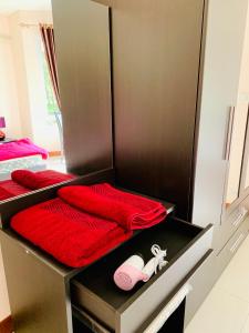 a black box with red towels and a pink pillow at BaanTongLeif in Rayong