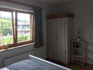 Rúm í herbergi á Apartment Hahnenkammblick