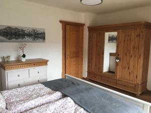 Rúm í herbergi á Apartment Hahnenkammblick