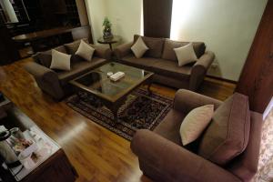 salon z kanapą i stolikiem kawowym w obiekcie Grand Gabriel w mieście Dżunija