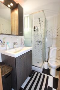 ein Bad mit einem Waschbecken, einer Dusche und einem WC in der Unterkunft Luxury flat in Platamonas 2' from the beach! Great VFM!!! in Platamonas