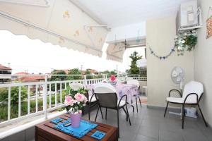 Zimmer mit einem Balkon mit Tisch und Stühlen in der Unterkunft Luxury flat in Platamonas 2' from the beach! Great VFM!!! in Platamonas