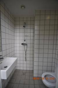 プツクにあるPrzyczepy kempingoweのバスルーム(シャワー、洗面台、トイレ付)