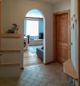 um corredor com uma porta e uma sala de estar em Casa Zone em Tesero