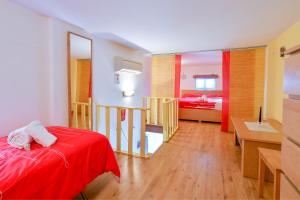 una camera con un letto rosso e una camera da letto di Angolo di Paradiso - Deluxe Holiday Home a Massa Lubrense