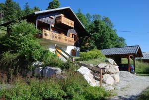 ein Blockhaus mit einem Balkon und einem Zaun in der Unterkunft Chalet du Meilly in Saint-Gervais-les-Bains