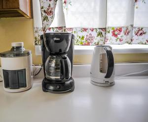 Příslušenství pro přípravu čaje a kávy v ubytování Eko Cozy Guest House
