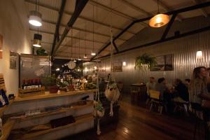 Un restaurante u otro lugar para comer en OutBox Inn