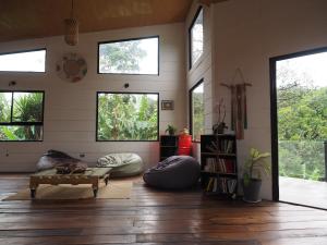 Un lugar para sentarse en OutBox Inn