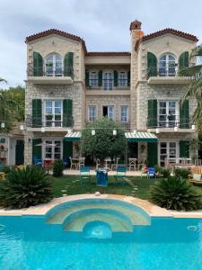 una casa grande con piscina frente a ella en YuGa Alacati, en Alacati