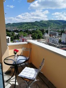 een tafel en stoelen op een balkon met uitzicht bij Apartman Maja in Banja Luka