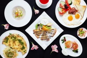 um grupo de pratos de alimentos sobre uma mesa em Carparosa Hotel em Bukovel