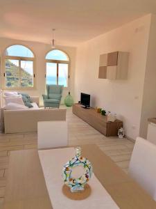 uma sala de estar com um sofá e uma televisão em Sky House Amalfi Coast em Scala