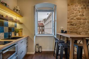 cocina con mesa y ventana en Luxury Residence Mareta, en Split