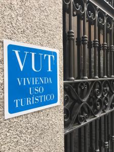 a sign on a building that reads vnt vienna uso turinico at Vergarillas 2 in Ávila