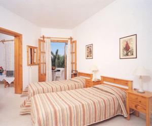 Un pat sau paturi într-o cameră la Villa Alexander