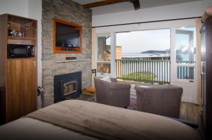 TV a/nebo společenská místnost v ubytování Galiano Oceanfront Inn & Spa