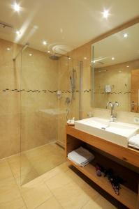 W łazience znajduje się umywalka i prysznic. w obiekcie Hotel zum grünen Tor w mieście Tux